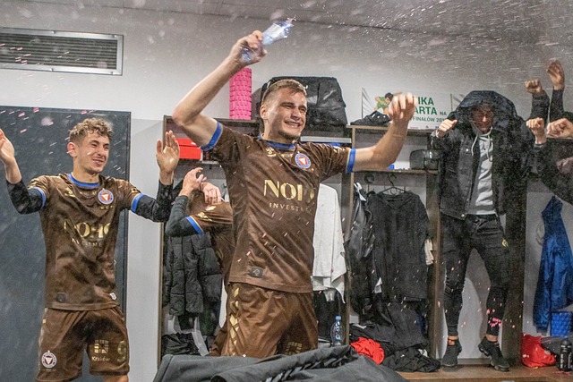 他强调在比 他强调在比